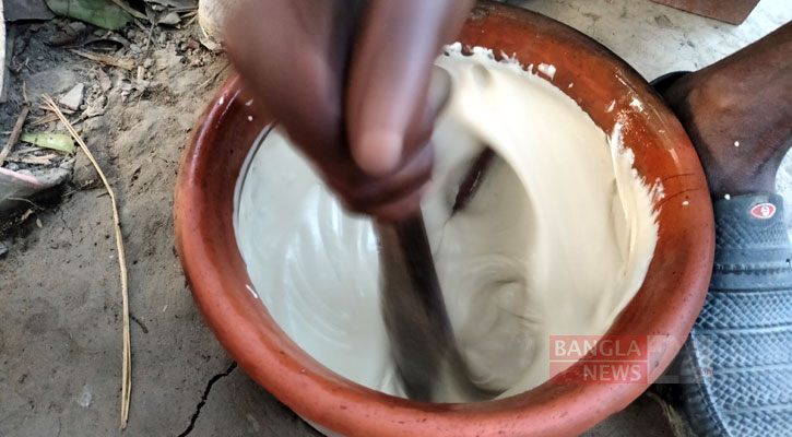 বিশেষ প্রক্রিয়ায় ঘুটে ঘুটে তৈরি করা হয় সাদা রঙের হাজারি গুড়।   ছবি: বাংলানিউজ