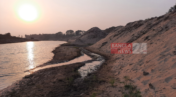 গাউচ্ছাপাড়া পয়েন্টে বাঁকখালী নদীর বুকে এভাবেই বালু স্তূপ করে রাখা হয়েছে।  ছবি: বাংলানিউজ